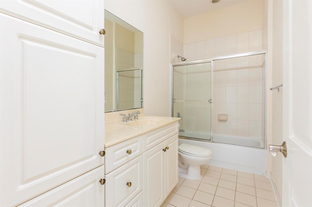 30_U2_Bathroom2