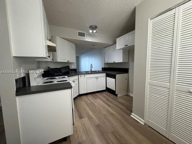 For Sale: $169,900 (2 beds, 2 baths, 920 Square Feet)