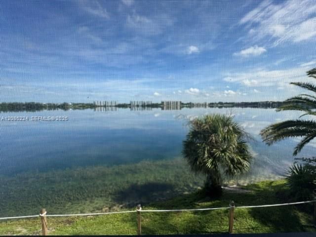 For Sale: $169,900 (2 beds, 2 baths, 920 Square Feet)