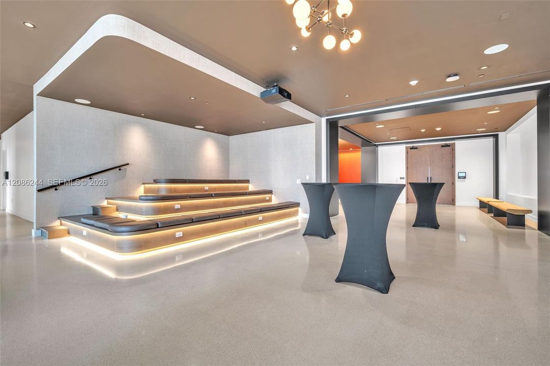 For Sale: $475,000 (1 beds, 1 baths, 588 Square Feet)