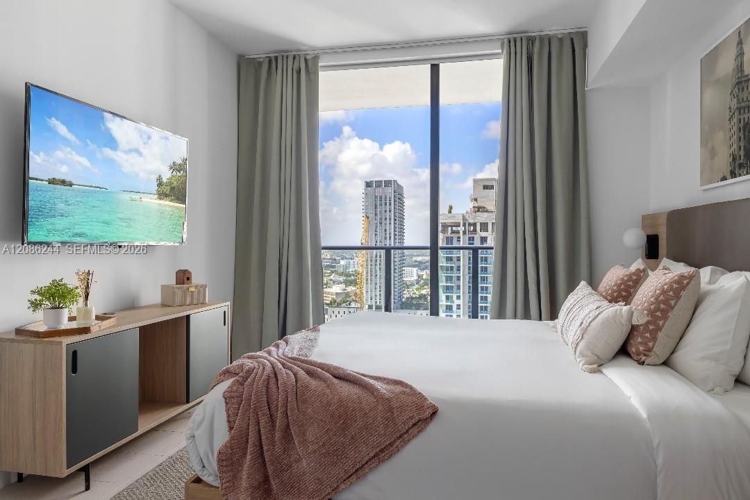 For Sale: $475,000 (1 beds, 1 baths, 588 Square Feet)