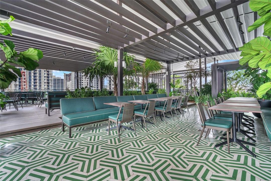 For Sale: $475,000 (1 beds, 1 baths, 588 Square Feet)