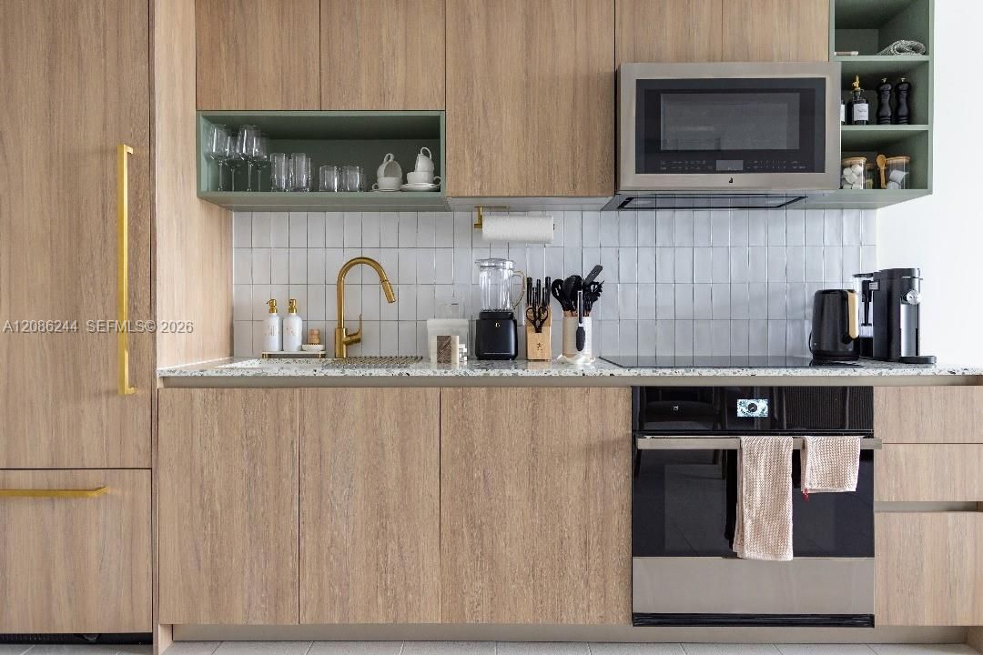 For Sale: $475,000 (1 beds, 1 baths, 588 Square Feet)