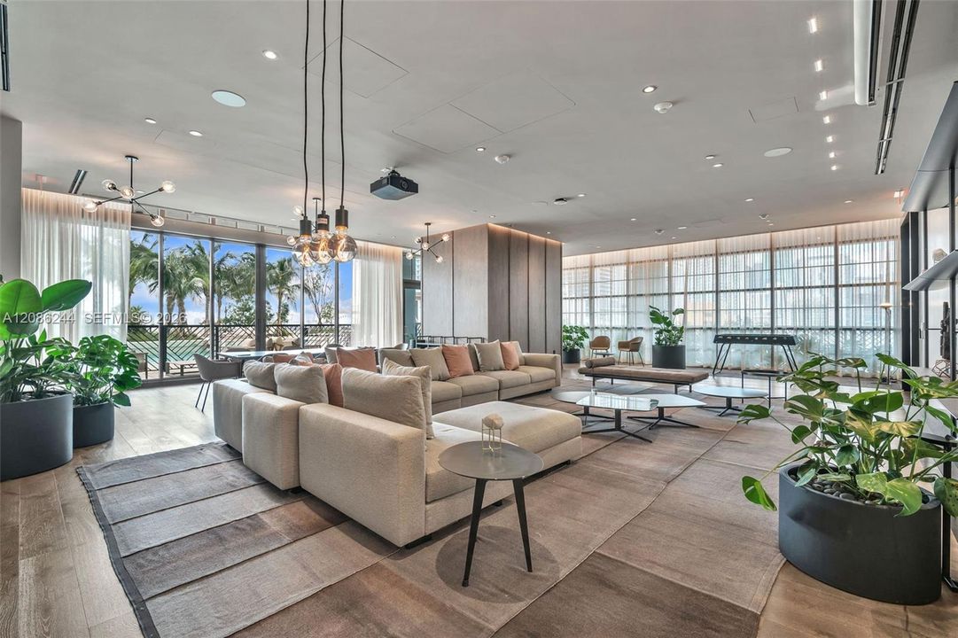 For Sale: $475,000 (1 beds, 1 baths, 588 Square Feet)