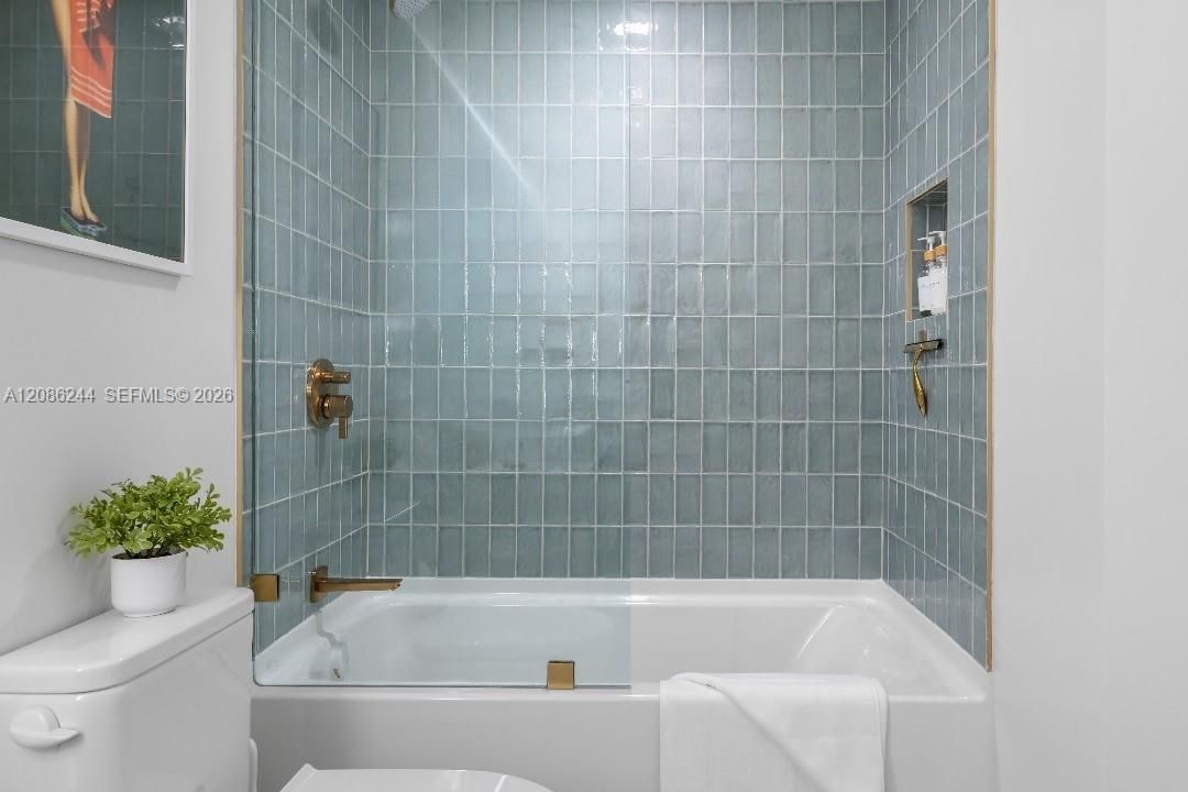 For Sale: $475,000 (1 beds, 1 baths, 588 Square Feet)