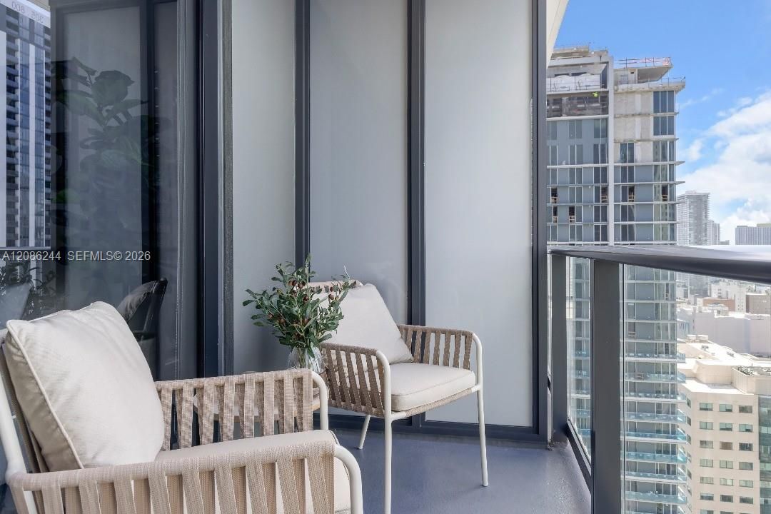 For Sale: $475,000 (1 beds, 1 baths, 588 Square Feet)