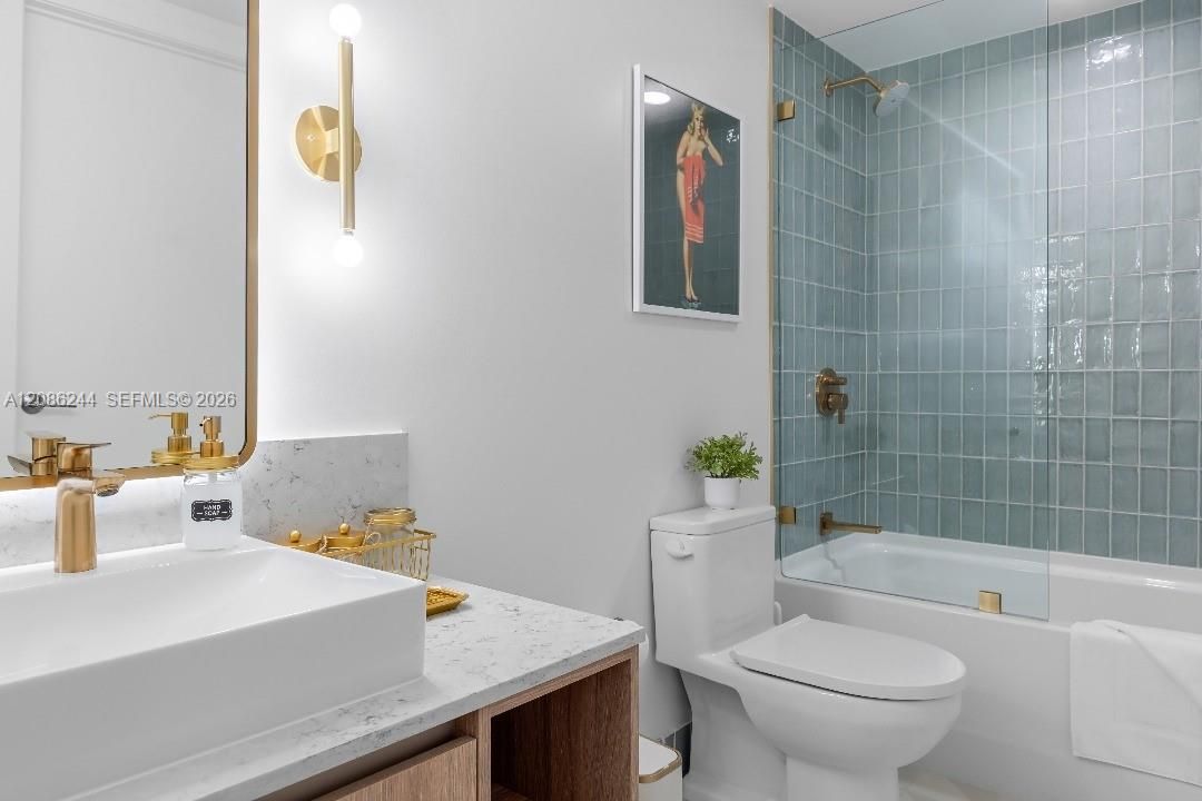 For Sale: $475,000 (1 beds, 1 baths, 588 Square Feet)