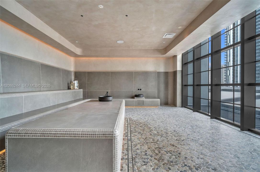 For Sale: $475,000 (1 beds, 1 baths, 588 Square Feet)