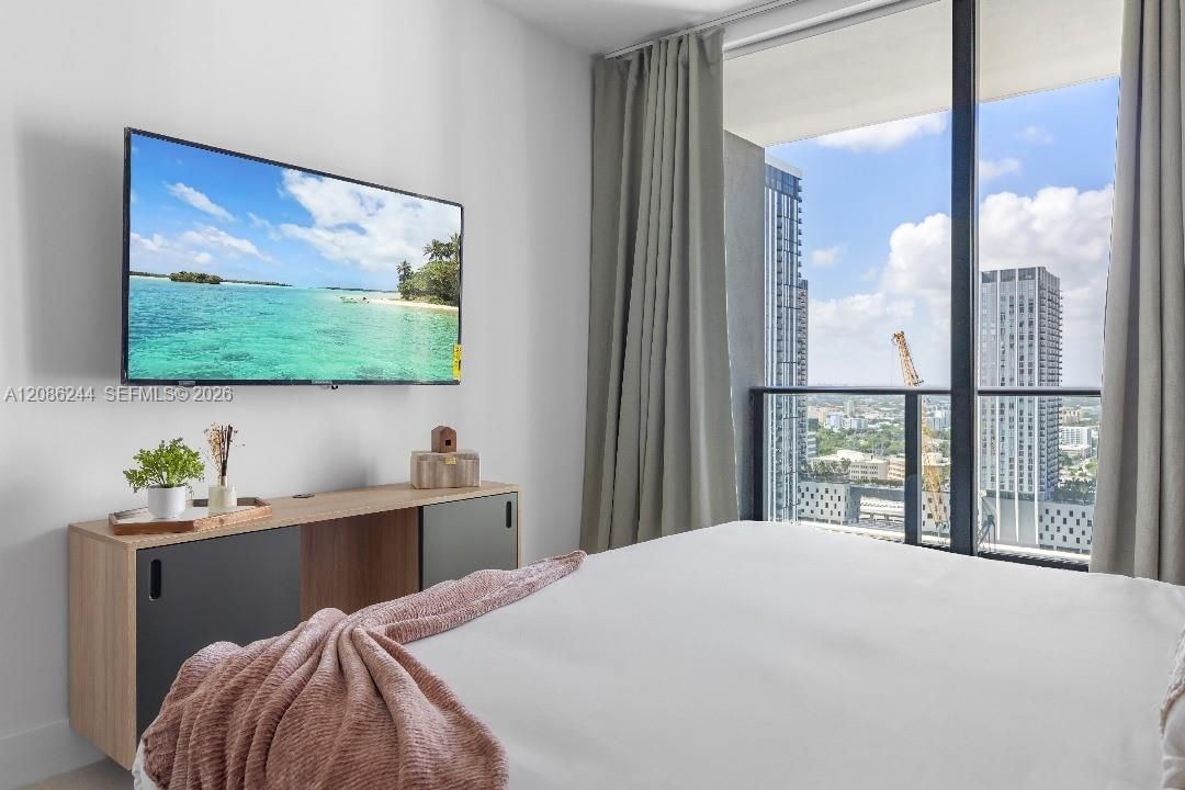 For Sale: $475,000 (1 beds, 1 baths, 588 Square Feet)