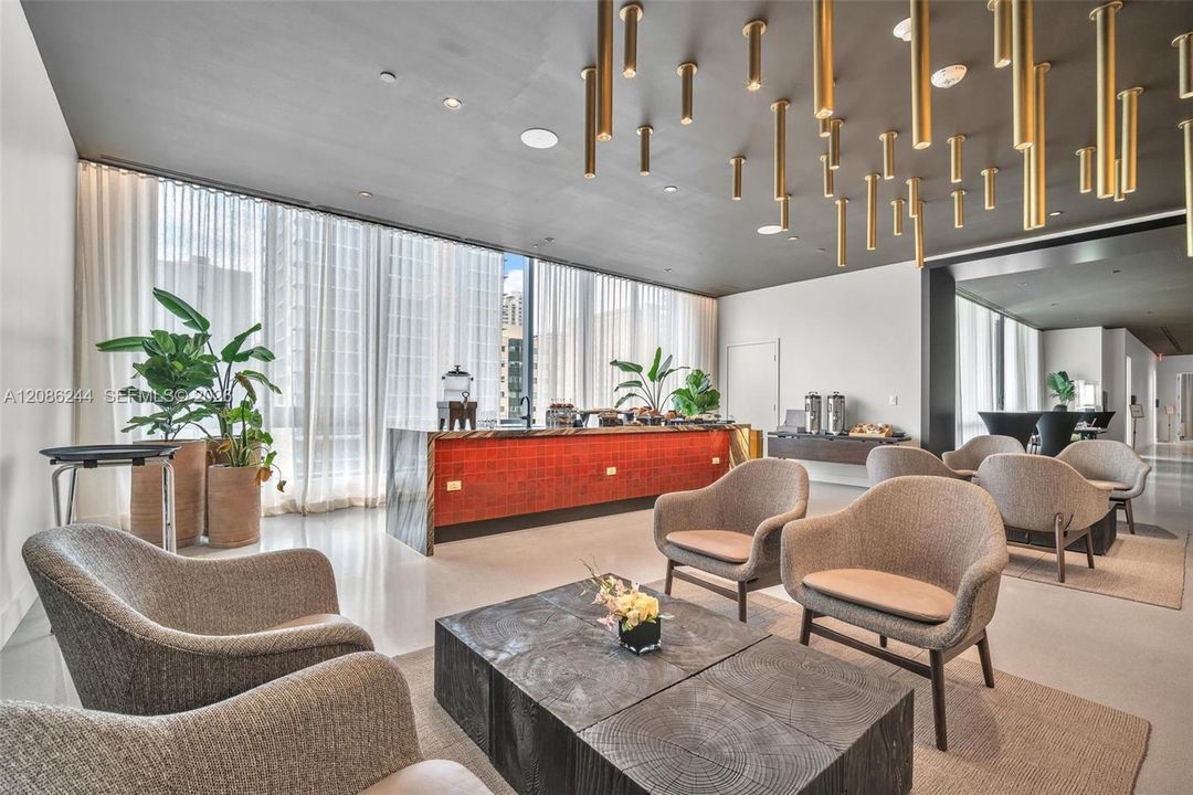 For Sale: $475,000 (1 beds, 1 baths, 588 Square Feet)