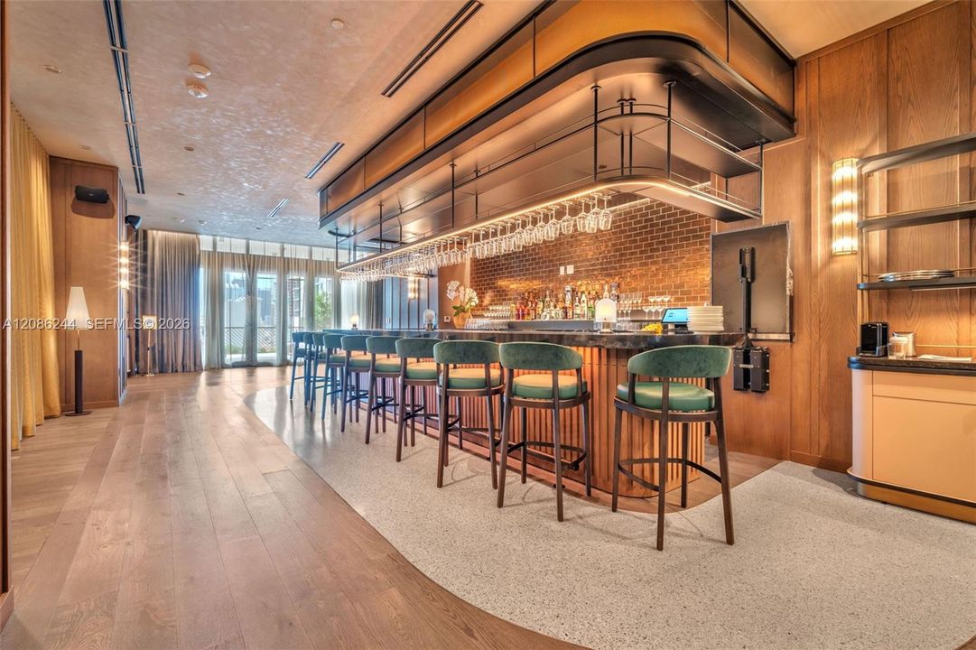 For Sale: $475,000 (1 beds, 1 baths, 588 Square Feet)
