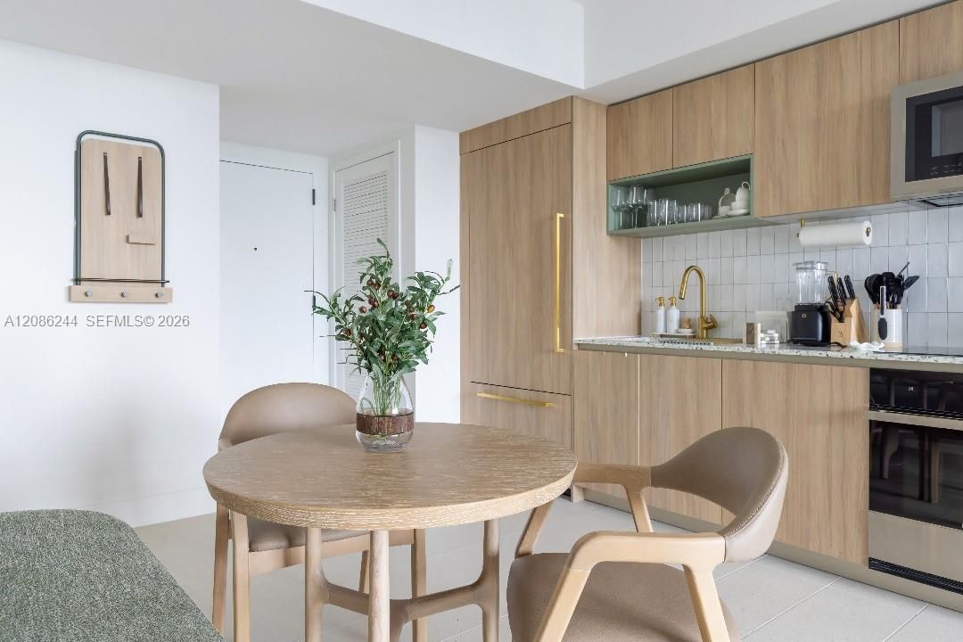 For Sale: $475,000 (1 beds, 1 baths, 588 Square Feet)