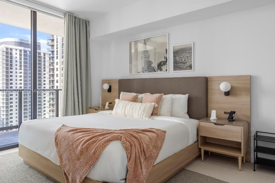 For Sale: $475,000 (1 beds, 1 baths, 588 Square Feet)
