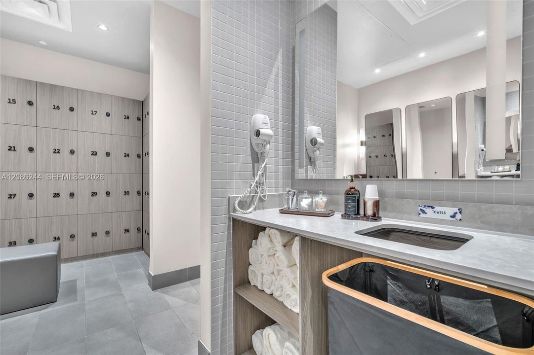 For Sale: $475,000 (1 beds, 1 baths, 588 Square Feet)