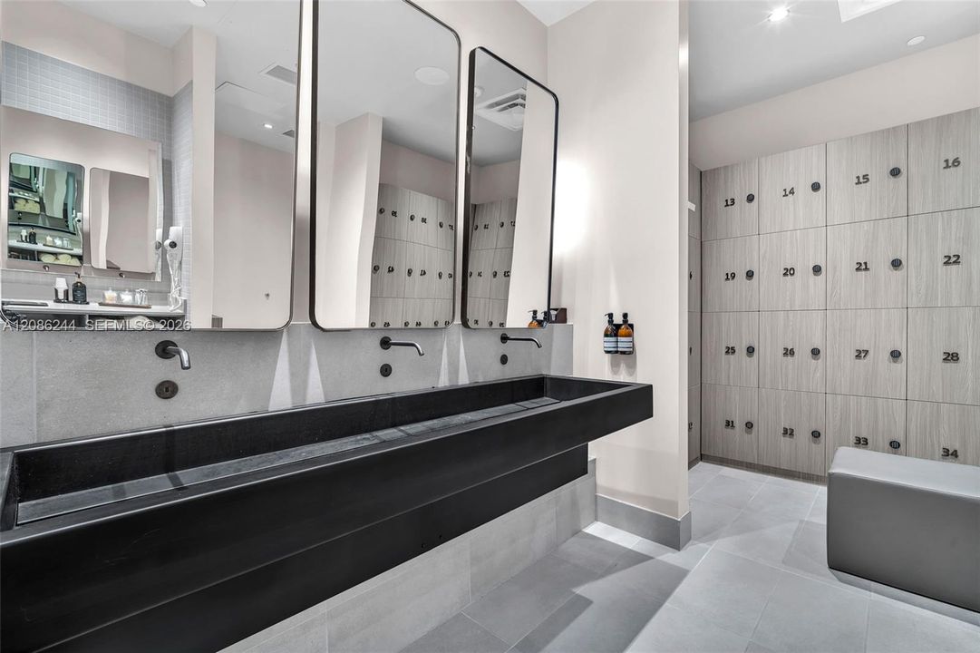 For Sale: $475,000 (1 beds, 1 baths, 588 Square Feet)