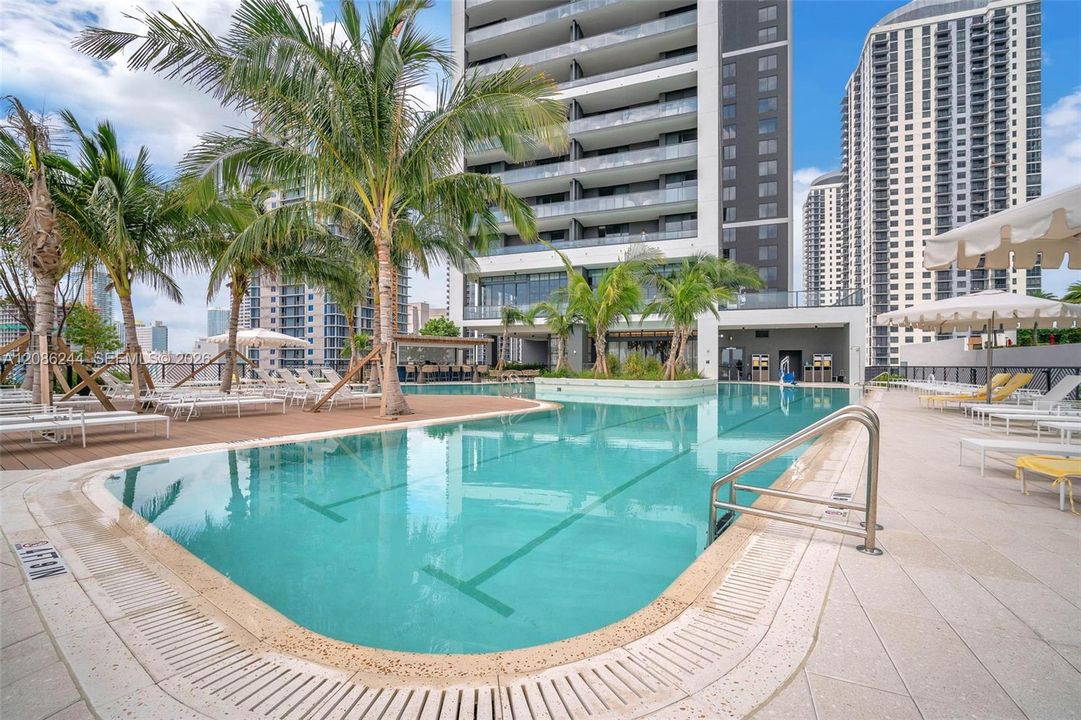 For Sale: $475,000 (1 beds, 1 baths, 588 Square Feet)