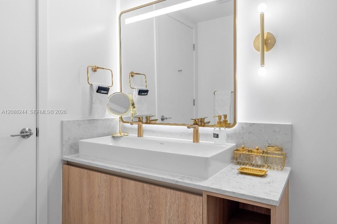 For Sale: $475,000 (1 beds, 1 baths, 588 Square Feet)