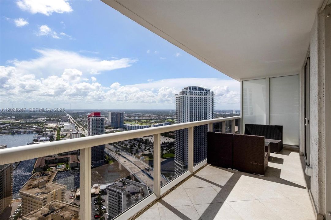 For Rent: $4,200 (2 beds, 1 baths, 1086 Square Feet)