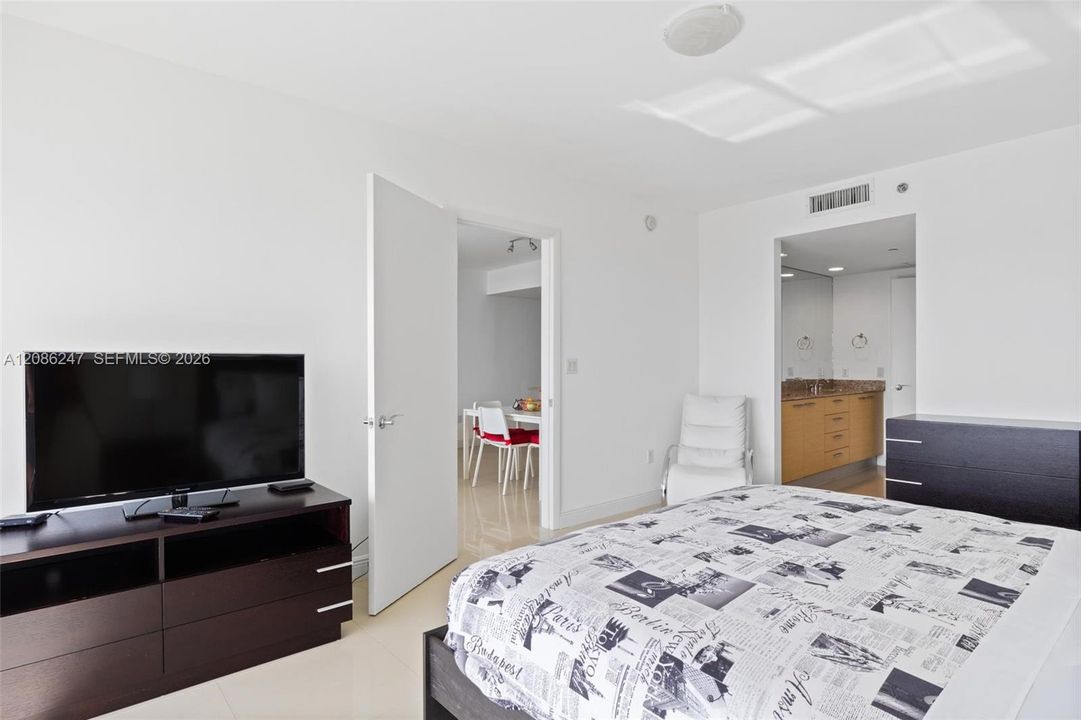 For Rent: $4,200 (2 beds, 1 baths, 1086 Square Feet)