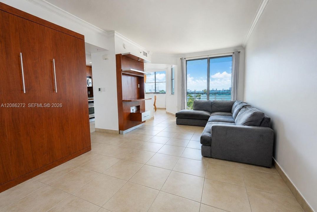 For Sale: $699,000 (1 beds, 1 baths, 826 Square Feet)