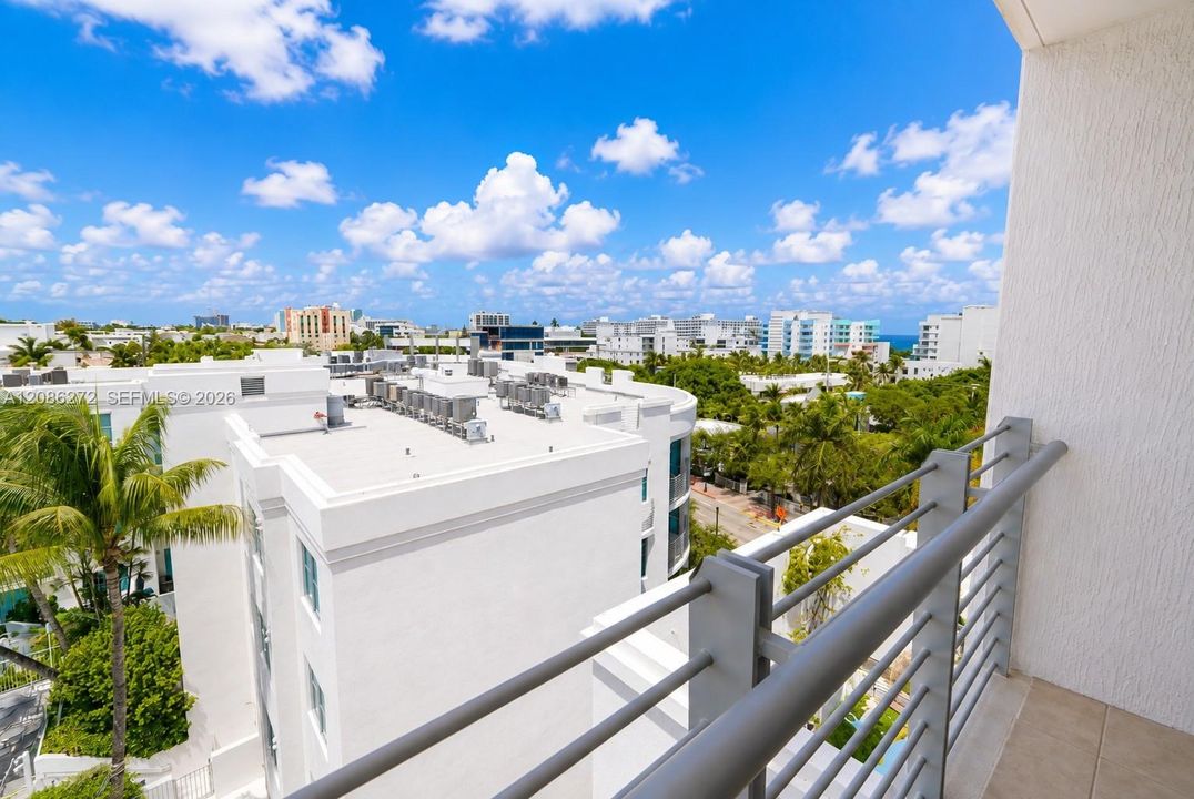 For Sale: $699,000 (1 beds, 1 baths, 826 Square Feet)