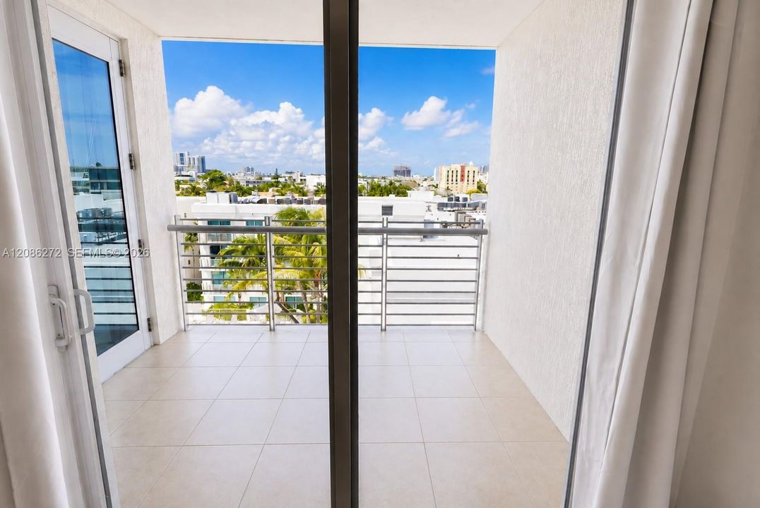 For Sale: $699,000 (1 beds, 1 baths, 826 Square Feet)