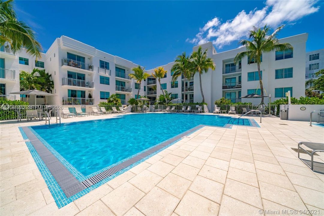 For Sale: $699,000 (1 beds, 1 baths, 826 Square Feet)