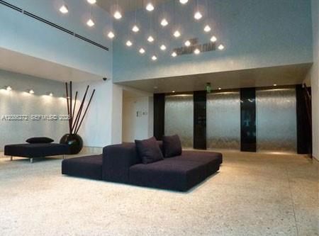 For Sale: $699,000 (1 beds, 1 baths, 826 Square Feet)