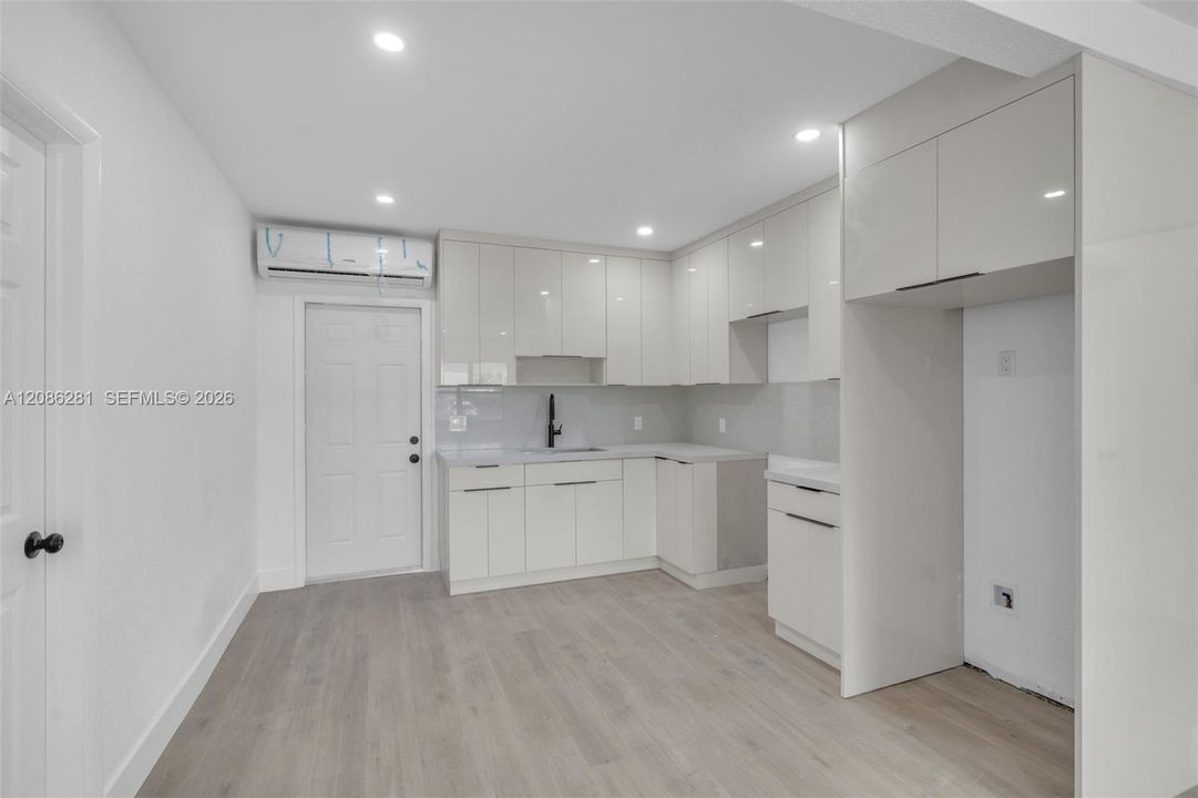 For Sale: $459,000 (3 beds, 2 baths, 871 Square Feet)