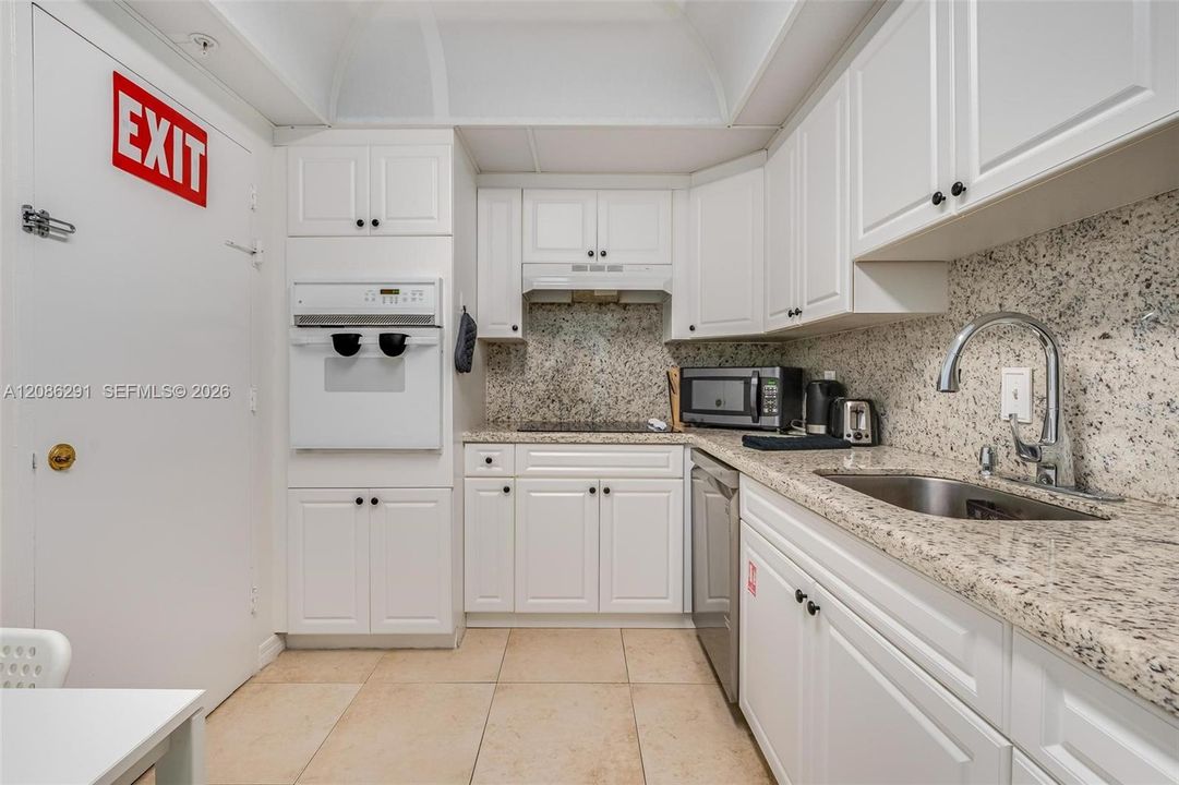 For Sale: $449,000 (1 beds, 1 baths, 812 Square Feet)