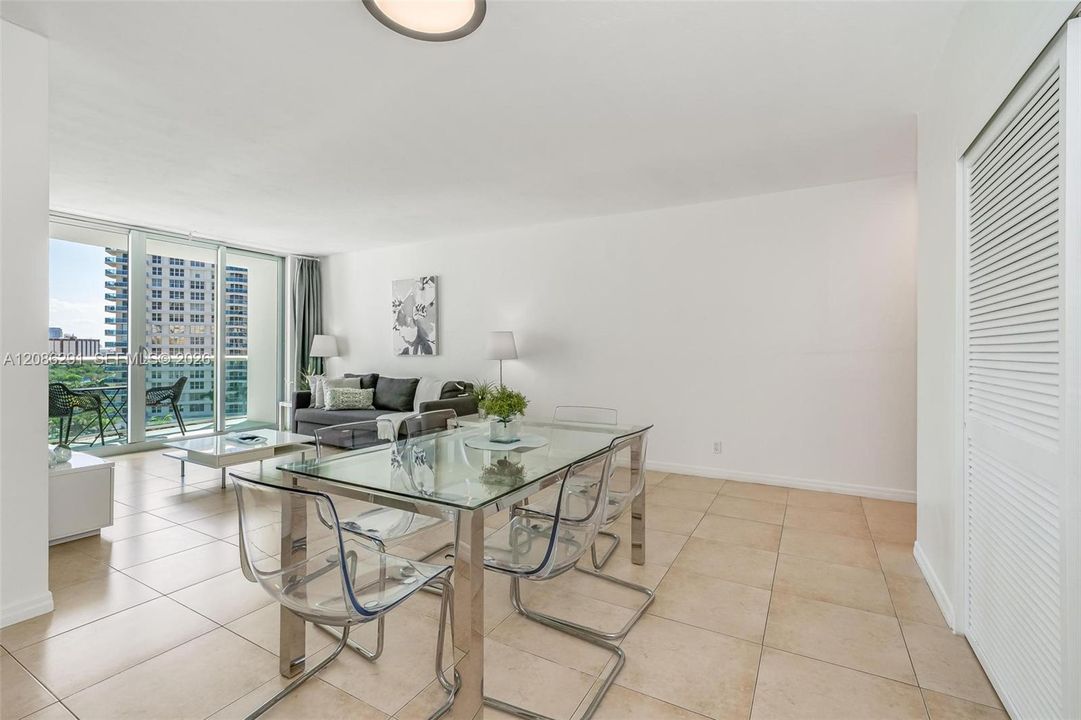 For Sale: $449,000 (1 beds, 1 baths, 812 Square Feet)