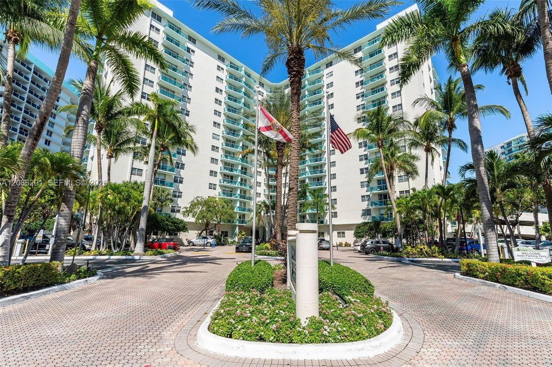 For Sale: $449,000 (1 beds, 1 baths, 812 Square Feet)