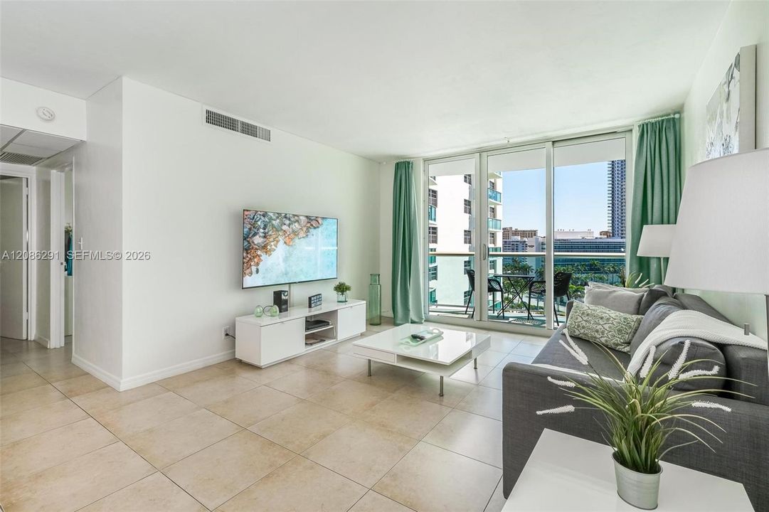 For Sale: $449,000 (1 beds, 1 baths, 812 Square Feet)