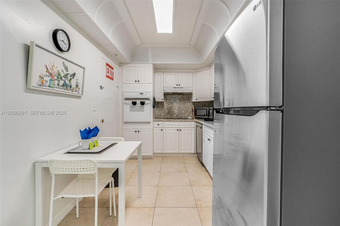 For Sale: $449,000 (1 beds, 1 baths, 812 Square Feet)
