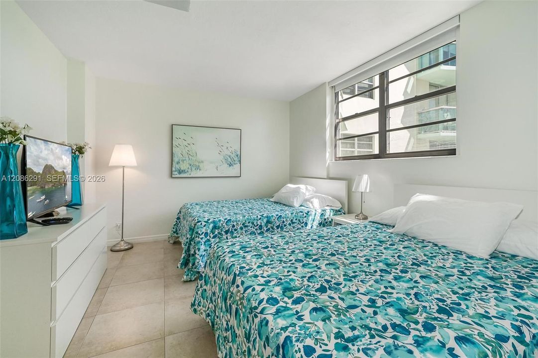 For Sale: $449,000 (1 beds, 1 baths, 812 Square Feet)