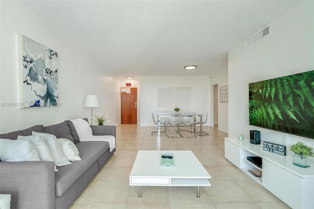 For Sale: $449,000 (1 beds, 1 baths, 812 Square Feet)