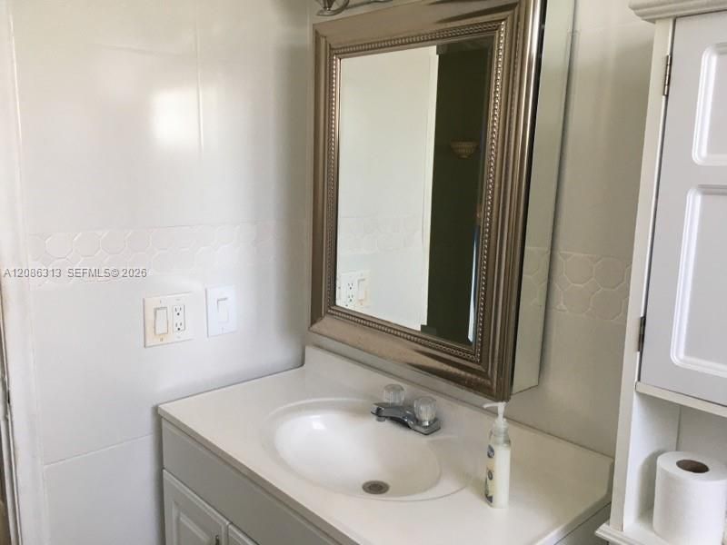 For Sale: $175,000 (1 beds, 1 baths, 644 Square Feet)