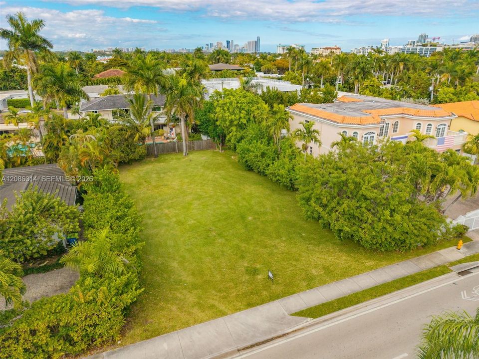 待售: $2,500,000 (0.25 acres)