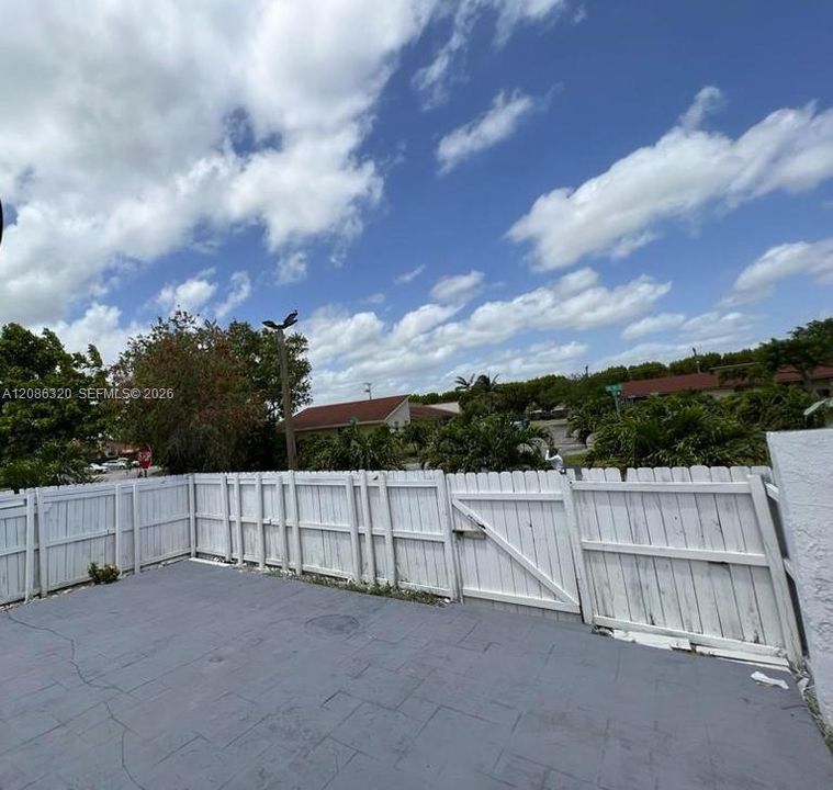 For Rent: $2,300 (2 beds, 2 baths, 998 Square Feet)
