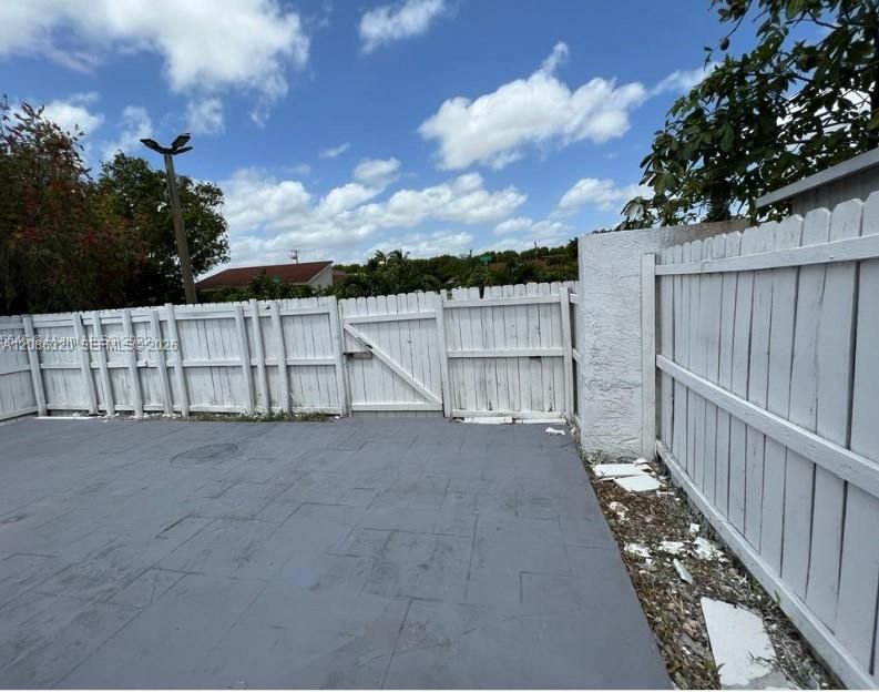 For Rent: $2,300 (2 beds, 2 baths, 998 Square Feet)