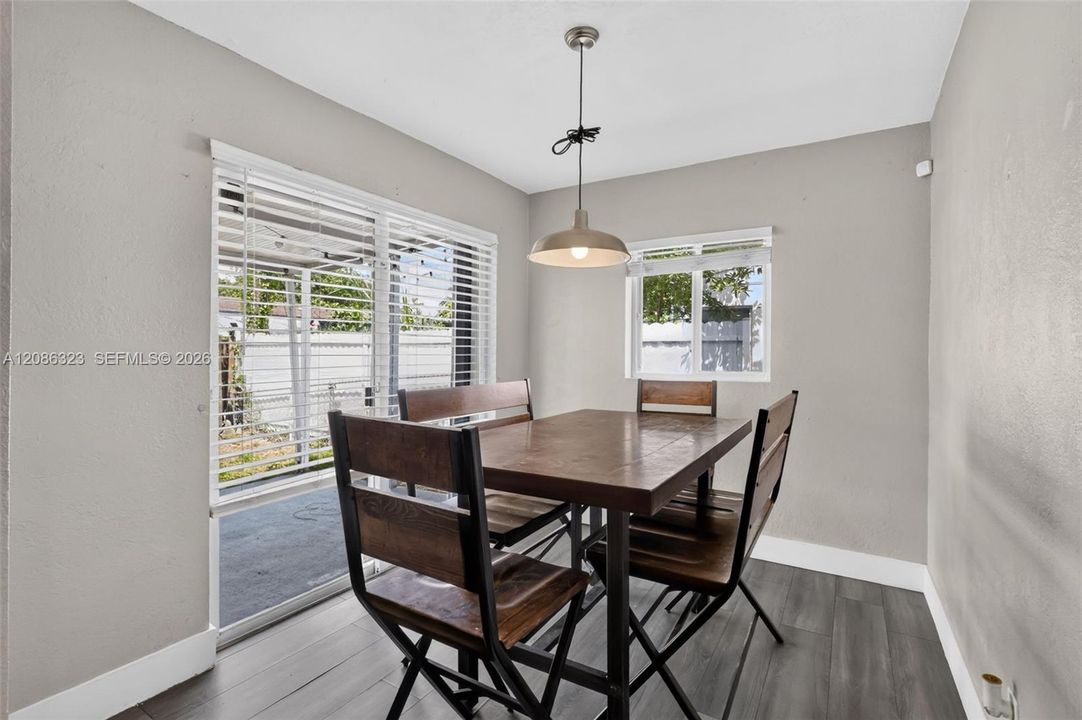For Sale: $499,900 (3 beds, 2 baths, 1250 Square Feet)