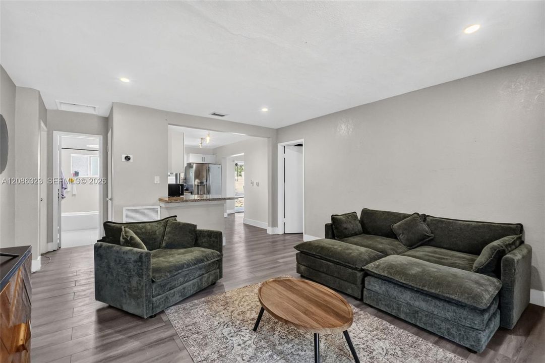 For Sale: $499,900 (3 beds, 2 baths, 1250 Square Feet)