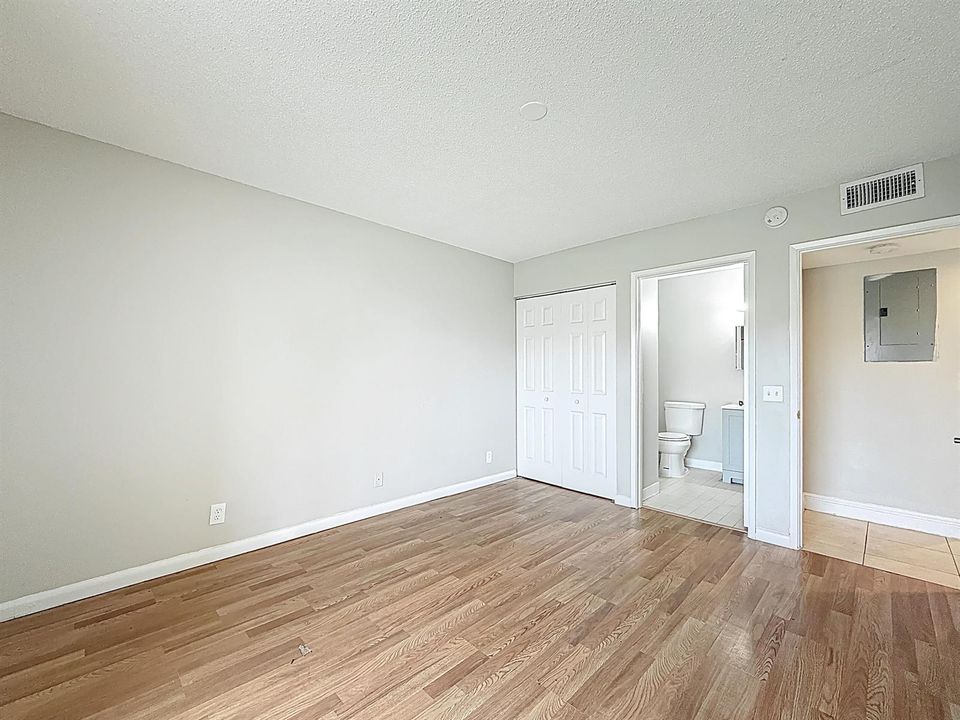719 Meadows Circle-19
