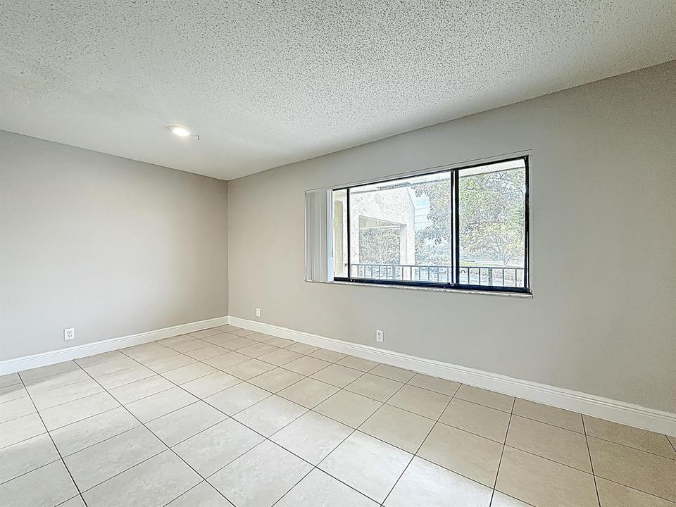 719 Meadows Circle-10