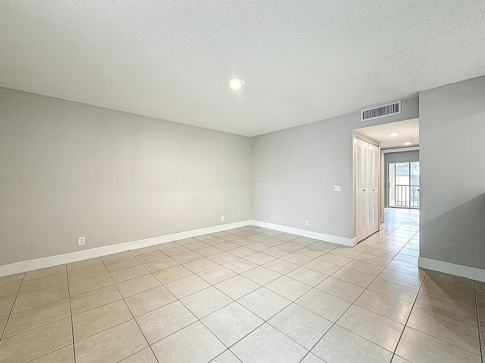 719 Meadows Circle-6