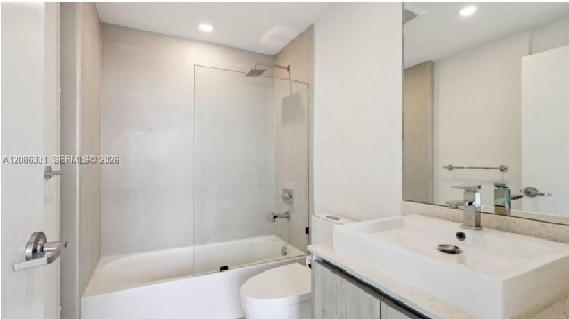 For Rent: $3,350 (2 beds, 2 baths, 1097 Square Feet)