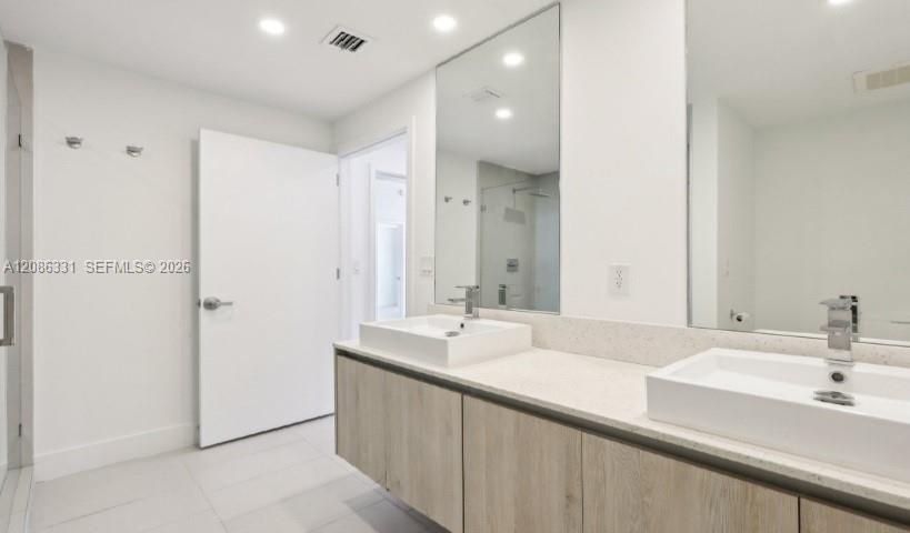 For Rent: $3,350 (2 beds, 2 baths, 1097 Square Feet)
