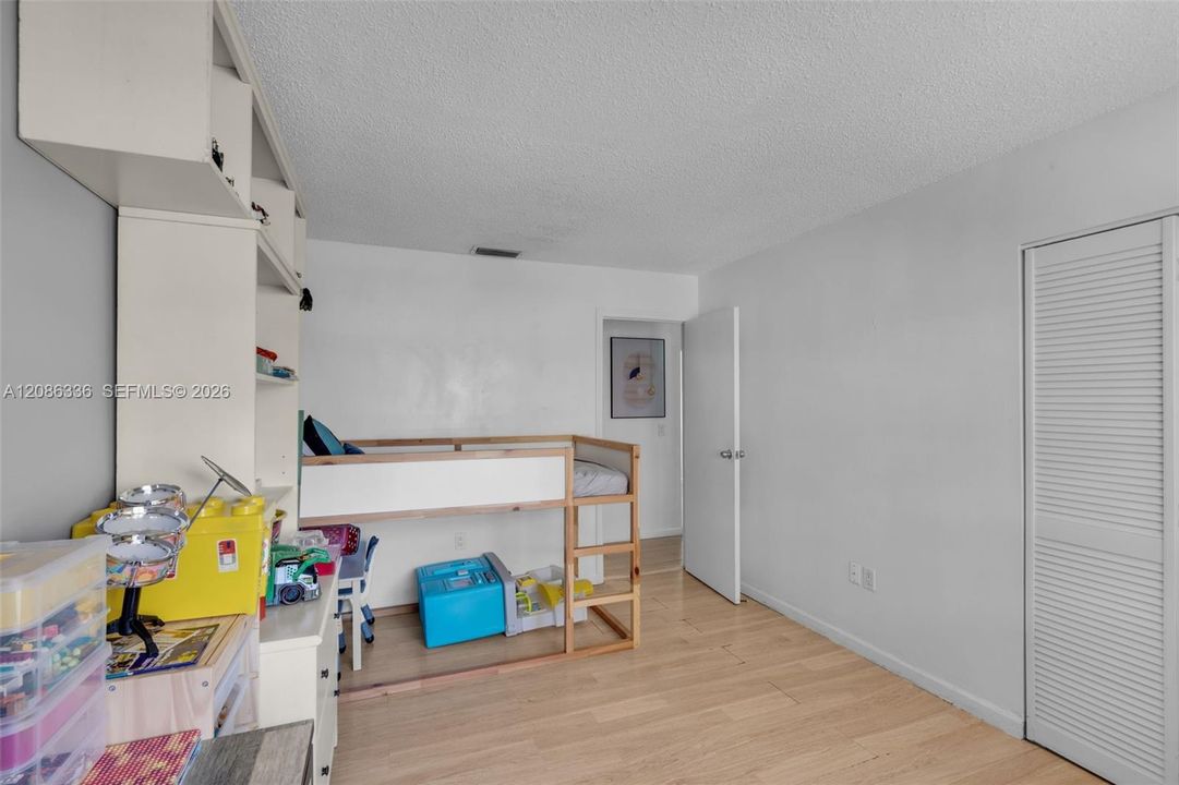 На продажу: $305,000 (2 спален, 2 ванн, 1074 Квадратных фут)
