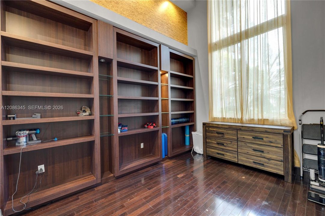 For Sale: $419,000 (2 beds, 2 baths, 1070 Square Feet)
