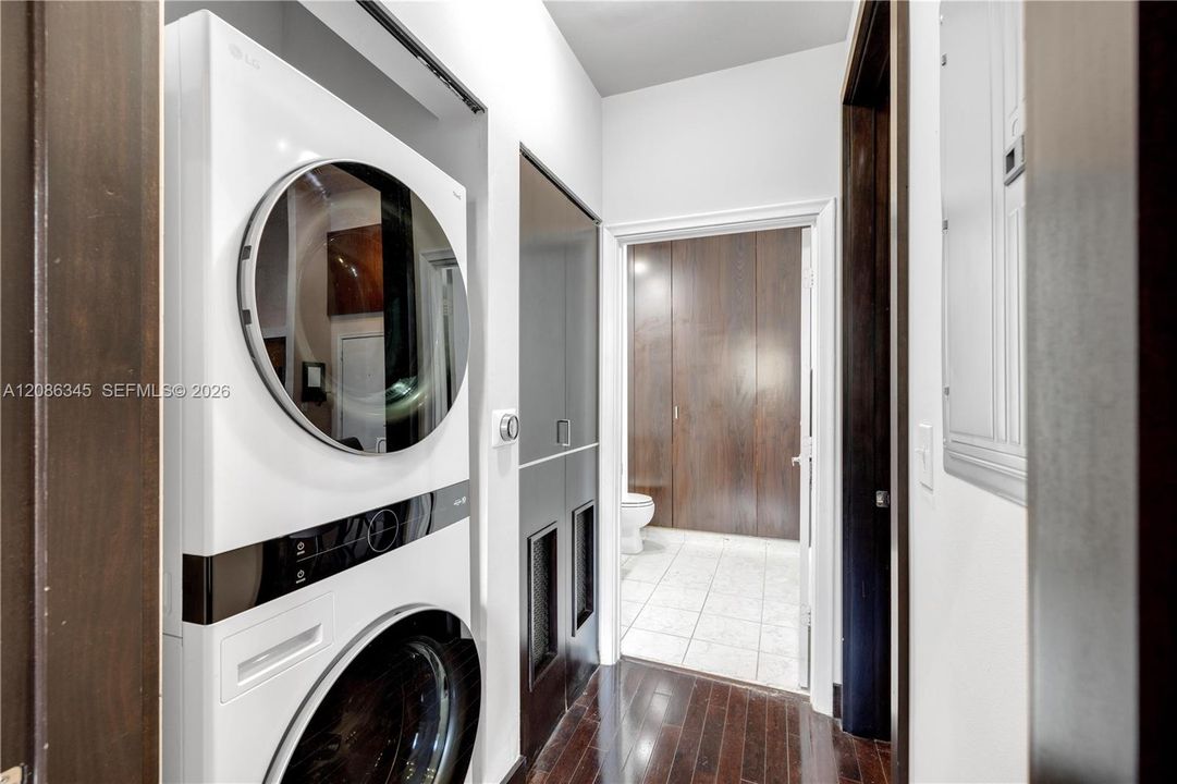 For Sale: $419,000 (2 beds, 2 baths, 1070 Square Feet)